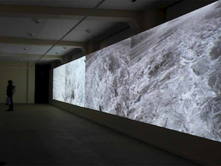 Proyección de la video instalación Fuera de escala, 2014