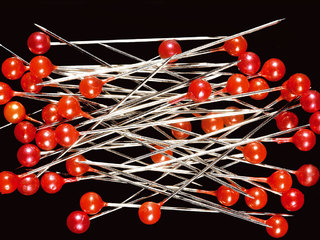 alfileres en instalación de Beatriz Leyton