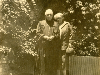 Victoria Subercaseaux de Vicuña junto a su hija Eugenia