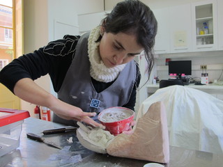 A. Roco, practicante, desarrollando técnicas de moldaje para esculturas de yeso