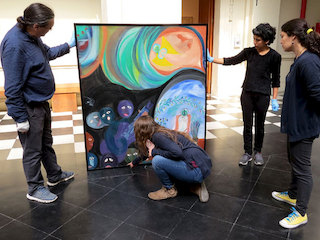 Durante la evaluación de la obra "La muerte del angelito" (Archivo CNCR, Soler, N. 2017)