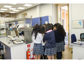 Alumnas del Liceo Paula Jaraquemada, en el Laboratorio de Análisis.(Archivo CNCR, Espinosa, F. 2016)