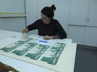 Camila Rodriguez interviniendo una de las obras. (Archivo CNCR, Arriagada, M. 2017)