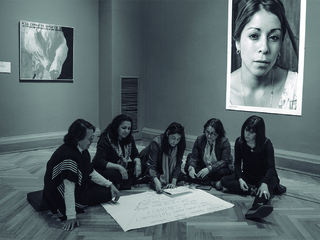 Profesoras en sala exposición permanente