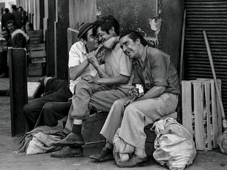 Detalle foto Paz Errázuriz. Compadres, de la serie personas 1987