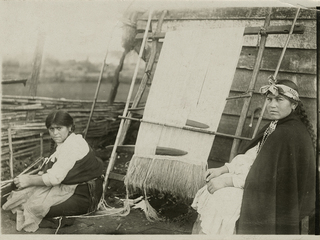 "Jóvenes araucanas de Maquehua con su telar"