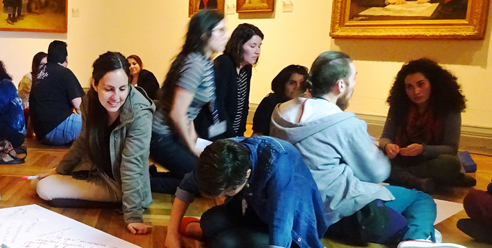 profesores en sala exhibición MNBA